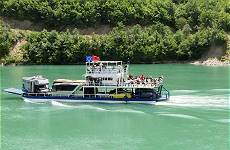 Deutlich kleineres Schiff der Konkurrenz