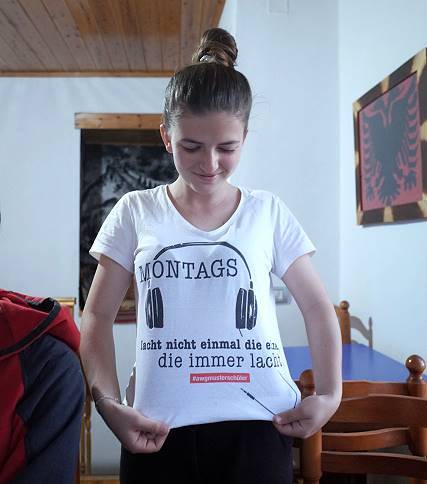 Angie mit ihrem T-Shirt ...