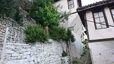 Verwinkelter Zugang zum Speiselokal Lili ...