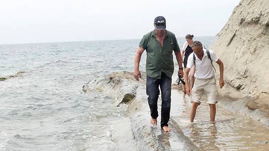 Mitten durch die Adria schlagen sie sich ..! ;-))