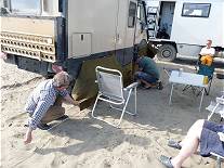 Wind zwingt zu Wagenburg und Windschutzlappen