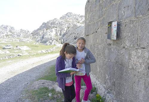 Was werden die beiden wohl an Winnetou schreiben?