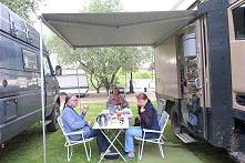 Gemtlich und trocken unter der dekadenten Markise ... ;-)