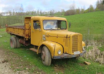 LKW in Gelb gehrt zur Szene