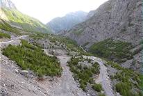 Neue Strae bei Vermosh inks oben, alte Piste rechts unten