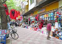 Shkodra (1): Bunte lebhafte Straenmrkte ...