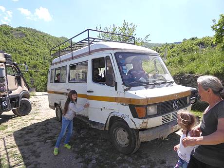 Der Schulbus oben beim Restaurant ...