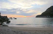 Sonnenuntergang in der Sarakiniko-Bucht