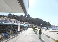 Strandpromenade, hinten die Vonitsa Marina