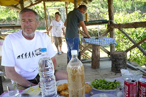 Links die Wasser-, nein Rakiflasche, rechts der Honig ...