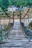 Zuweilen führt der Weg über abenteuerliche Brücken, wie hier bei Valbona