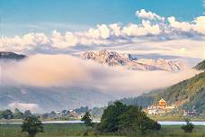 Spektakulär zieht eine Wolke über die Kleinstadt Plav, Montenegro