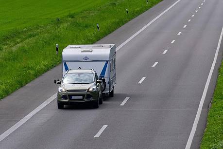 Anreise mit dem Wohnwagen (Bild: distelAPPArath (CCO-Lizenz) / pixabay.com)