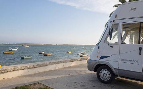 Mit dem Womo bis ans Meer (Bild: Debinspain (CCO-Lizenz) / pixabay.com) 