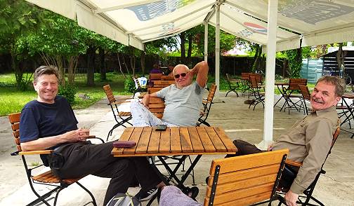 Geschichtenerzhler Toni mit Zuhrern ...