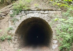 Der Tunnel steht noch, ist 900 m lang, kalt und unbeleuchtet ...