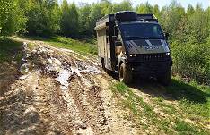 Noch viel tiefere Schlammlcher sind zu umfahren ...