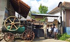 Geschnitzes Bauernpaar als Eingangsumrahmung des Museums ...