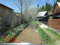 Fahrweg im Bach, trockener Fu�weg daneben ...