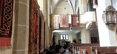 Wertvolle orientalische Teppiche in der Kirche