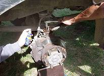 Bremsscheibe absttzen, dann mit 2 Schrauben Achsschenkel herausdrcken