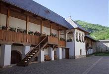Volonet Klosterhof und Fresken an der Kirche dort
