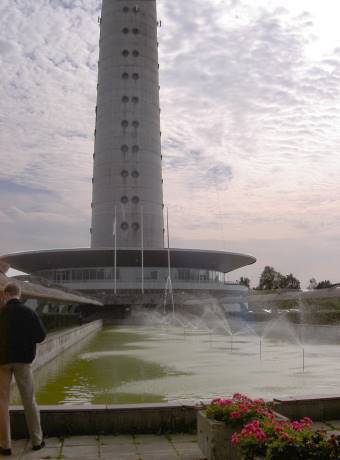 Sowjetische Wasserspiele vorm Fernsehturm ...