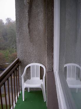 Nicht sehr einladend: Hotelbalkon in Prnu ...