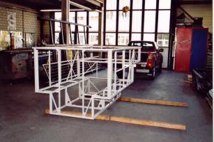 Oktober 2002: Pulverbeschichtetes Basisgestell ...