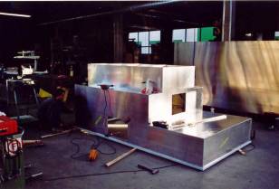 Oktober 2002: Im Hintergrund das 2x4 m groe Blech der Dachhaut ...