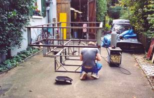 August 2002: Schweiarbeiten am Basisgestell ...