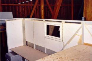 Januar 2003: Eingebautes Fenster und Styropordmmung (30 mm)