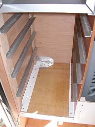 Ein Schubladenschrank entsteht neben der Khlbox 