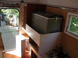 Die "Wohnwand" mit Schubladen, Kstchen und Schiebetrchen ...