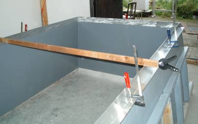 ... mit einem Brett als Formhalter ...