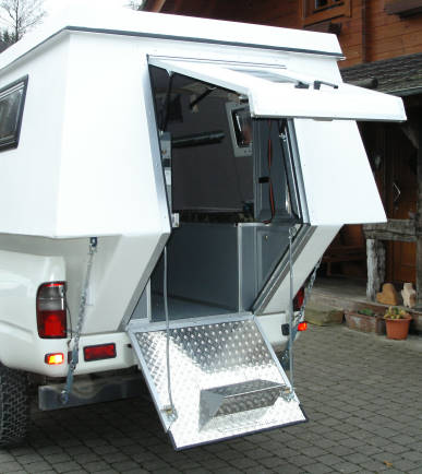 Tritt ebenfalls aus Riffelblech ... Tritt ebenfalls aus Riffelblech ...