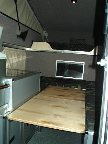 Tisch und Zusatzplatte fr Schlafmglichkeit unten ...