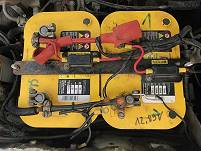 Alte Optima-Batterien im Motorraum whrend des Ausbaus