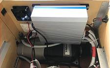 Einbau in Staukiste: Votronicgert oberhalb der Standheizung; links PC-Lfter mit Raumthermostat