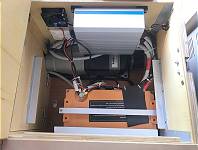 Gesamtansicht mit neuer Batterie; Pluspol isoliert gegen Kurzschluss