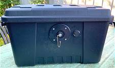 Rckseite Box mit Einlassflansch fr Verbrennungsluft und Steckdose fr Betriebsspannung 