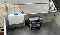 Im Hnger: 5 l Tank und AGM Batterie 60 AH