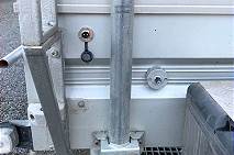 Anschlsse auen am Hnger: Links 12 Volt, rechts Schnellkupplung fr Dieselanschluss 