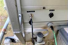 Anschl�sse am H�nger: 12 Volt Ausgang Heizung, Anschluss Dieselleitung, Einspeisung Solarzelle (neu)