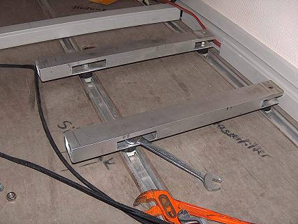 Alu-Vierkantprofile auf die Gummipuffer ... 