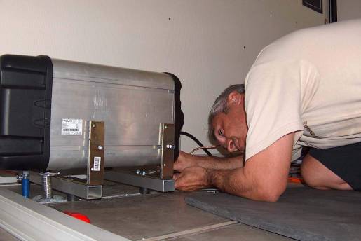 Die Heizung wird zwischen den Winkeln verschraubt 