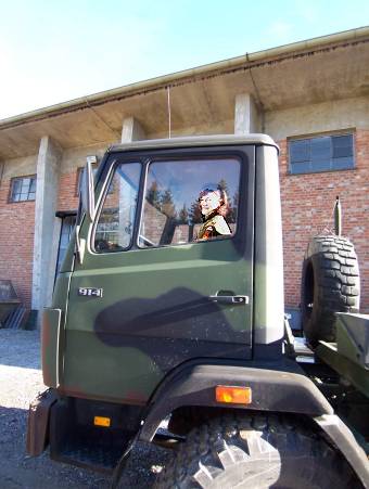 Edith strahlt: Schn eine Frau zu haben, die sich ber einen alten LKW freuen kann! 