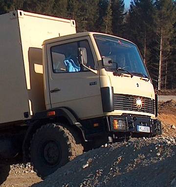 "Sternchen" bei der Arbeit: Sonne bricht sich im Mercedes-Stern ...