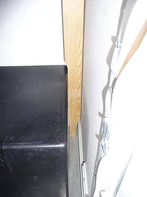 Vordere Steher mit der Wand verschraubt ...