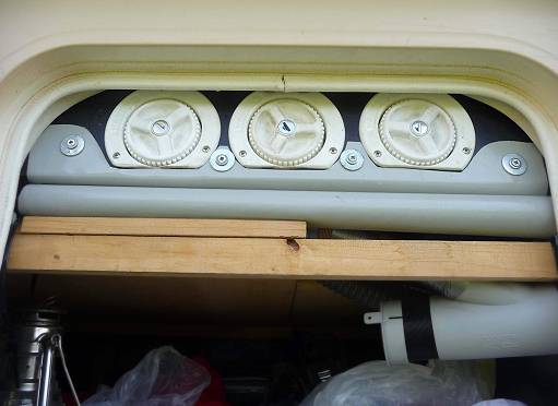 ... an der Oberkante der Stauraumklappe